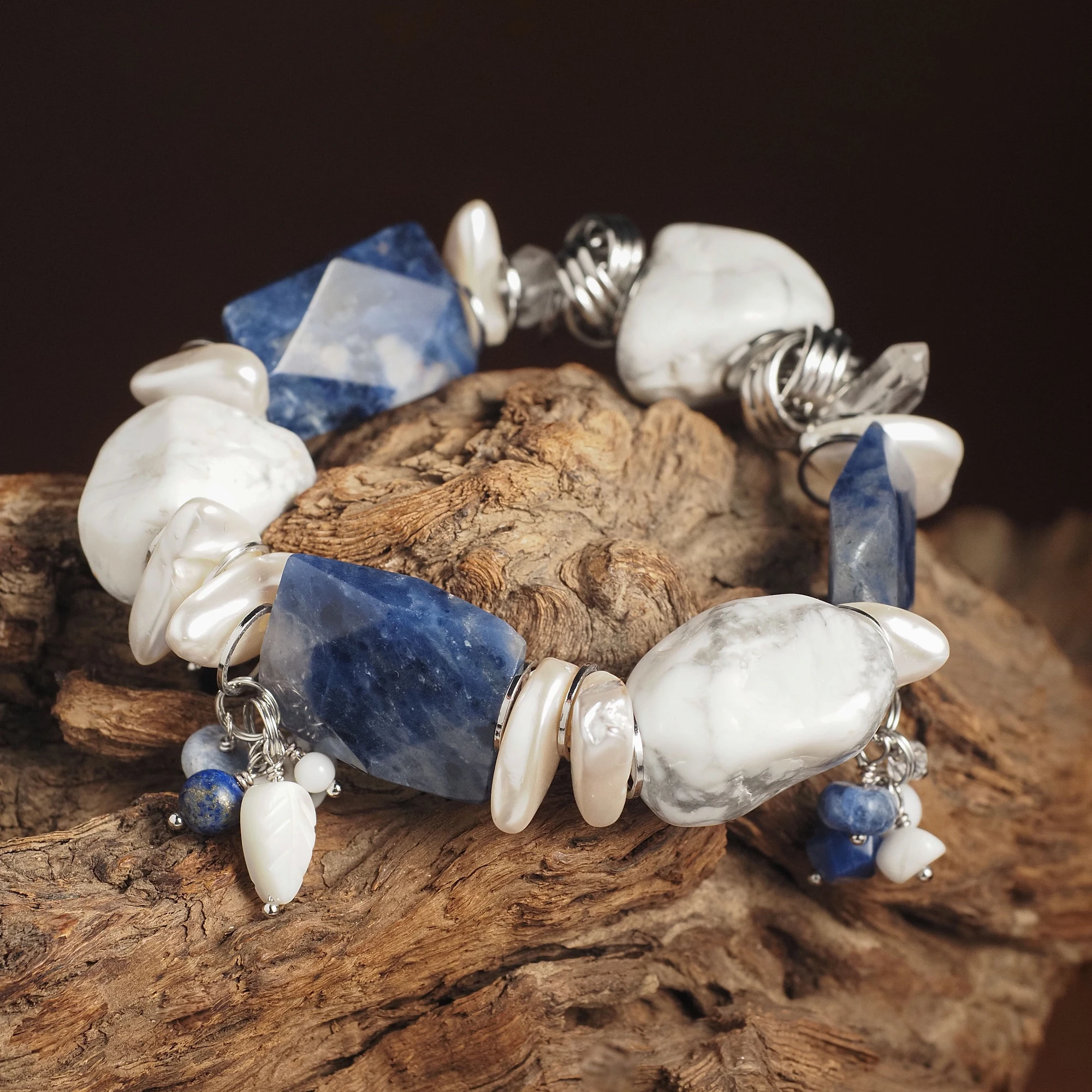 Браслет женский из Содалита, Горного хрусталя, Магнезита, Жемчуга и Перламутра