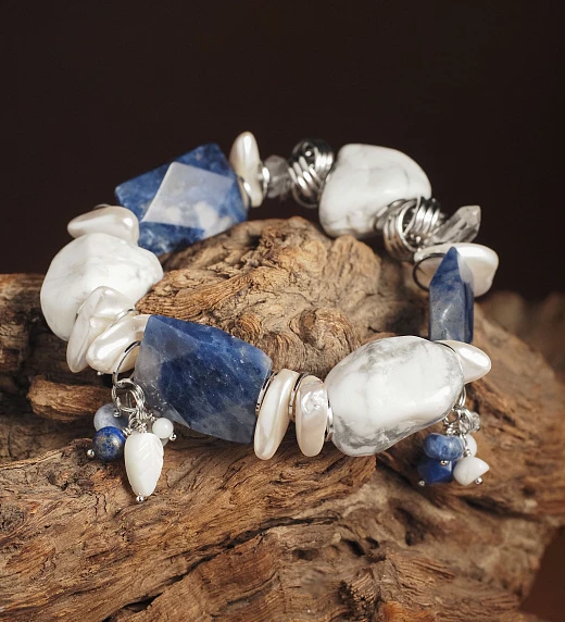 Браслет женский из Содалита, Горного хрусталя, Магнезита, Жемчуга и Перламутра