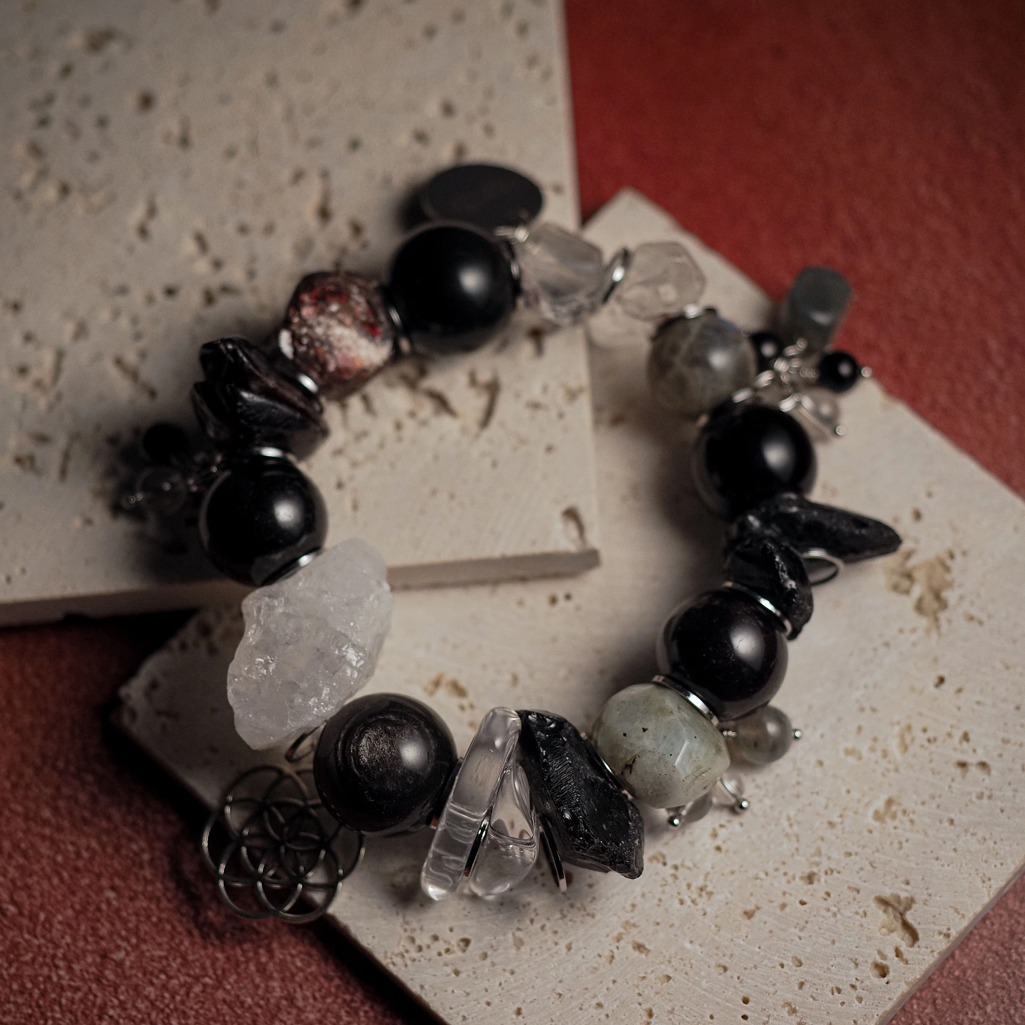 Браслет женский из Горного хрусталя, Граната, Лабрадора, Мориона и Обсидиана