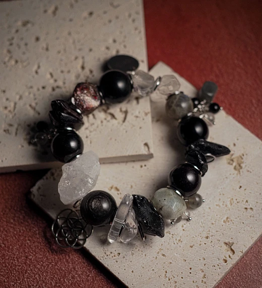 Браслет женский из Горного хрусталя, Граната, Лабрадора, Мориона и Обсидиана