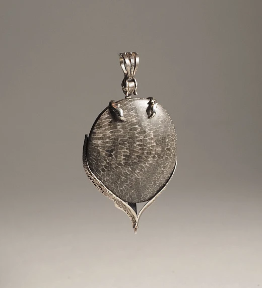 Кулон из Коралла