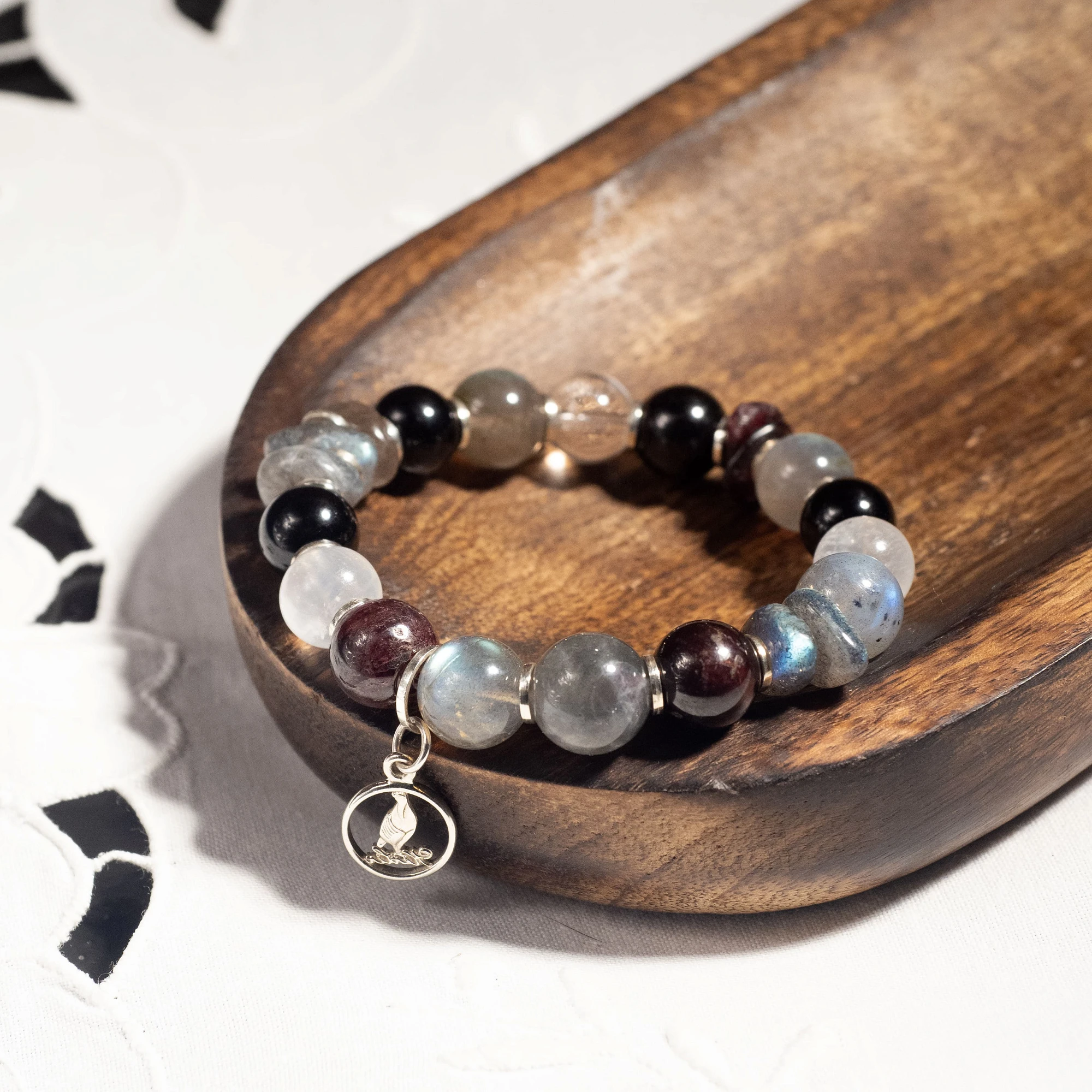 Браслет лаконичный из Горного хрусталя, Граната, Лабрадора, Лунного камня и Мориона