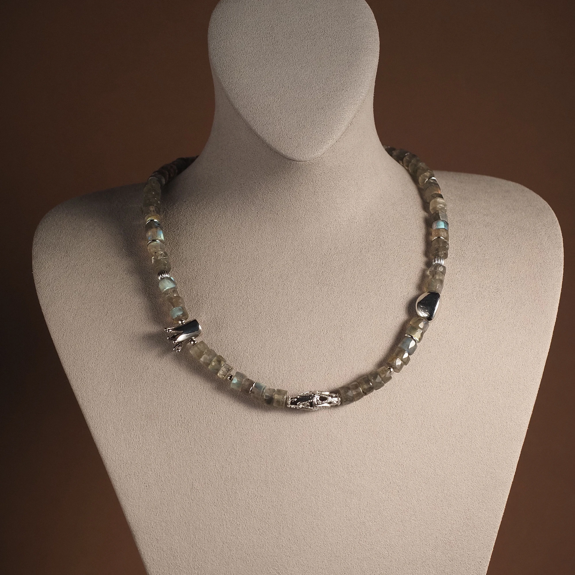 Чокер женский из Лабрадора