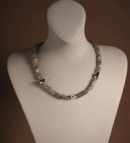 Чокер женский из Лабрадора