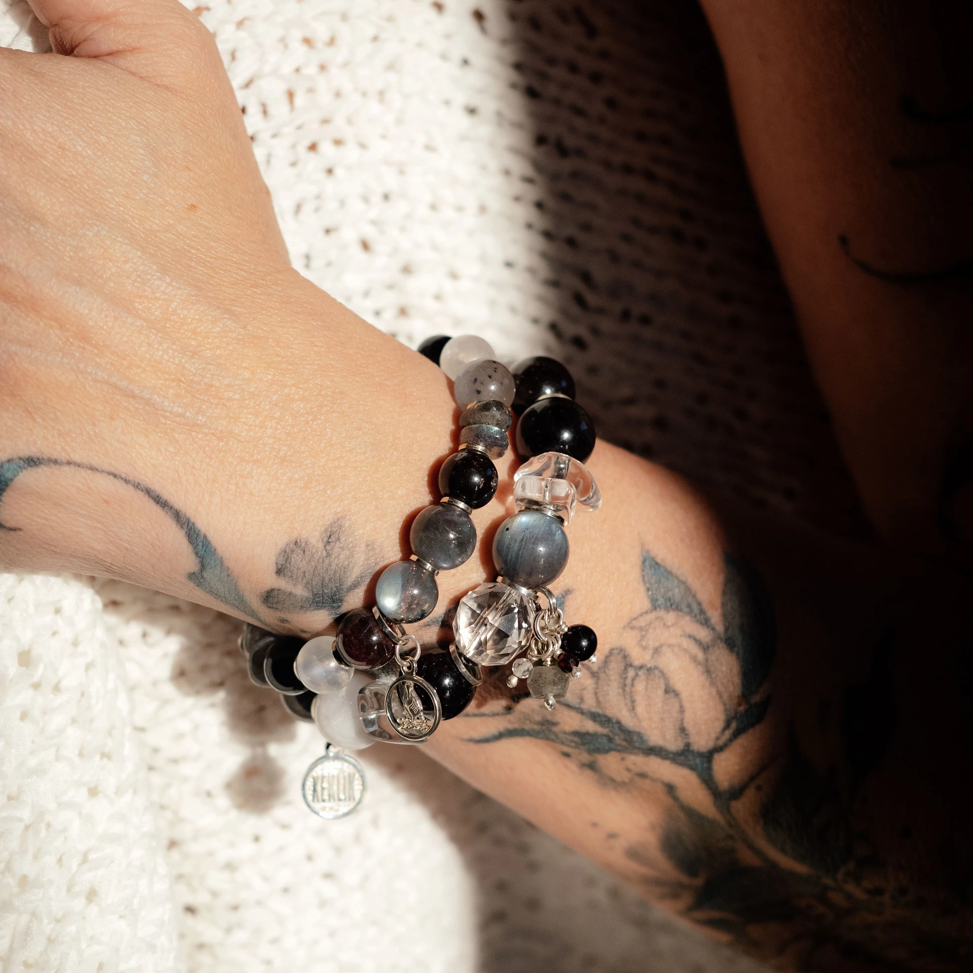 Браслет лаконичный из Горного хрусталя, Граната, Лабрадора, Лунного камня и Мориона