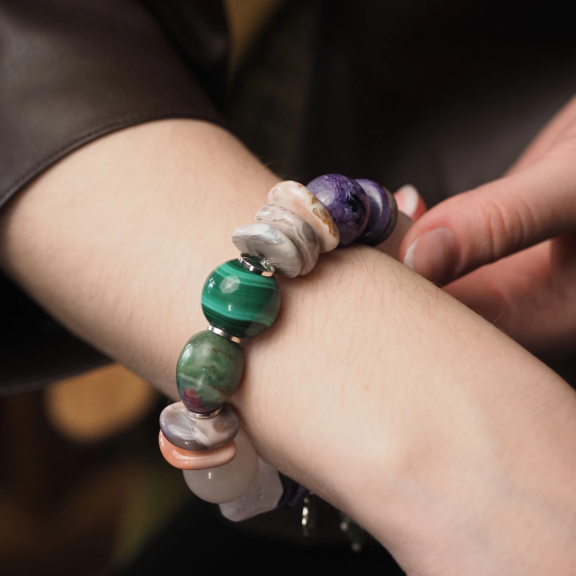 Браслет женский из Розового кварца, розового Агата, Малахита, Чароита и Рубина в Фуксите