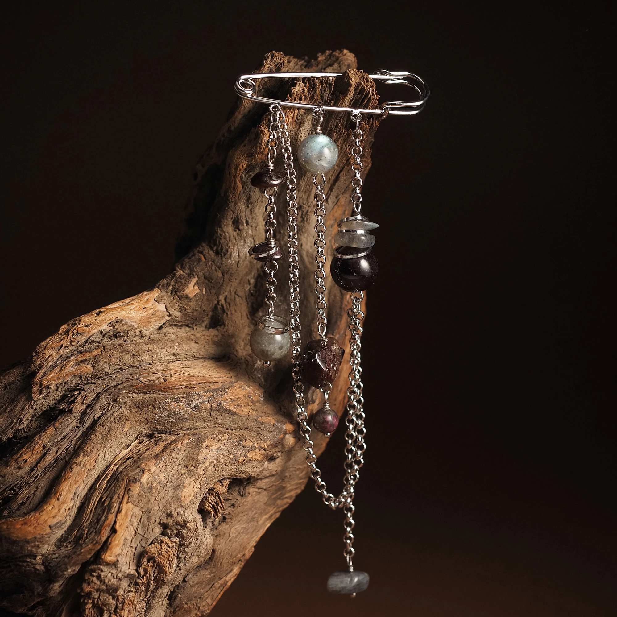 Булавочка из Граната и Лабрадора