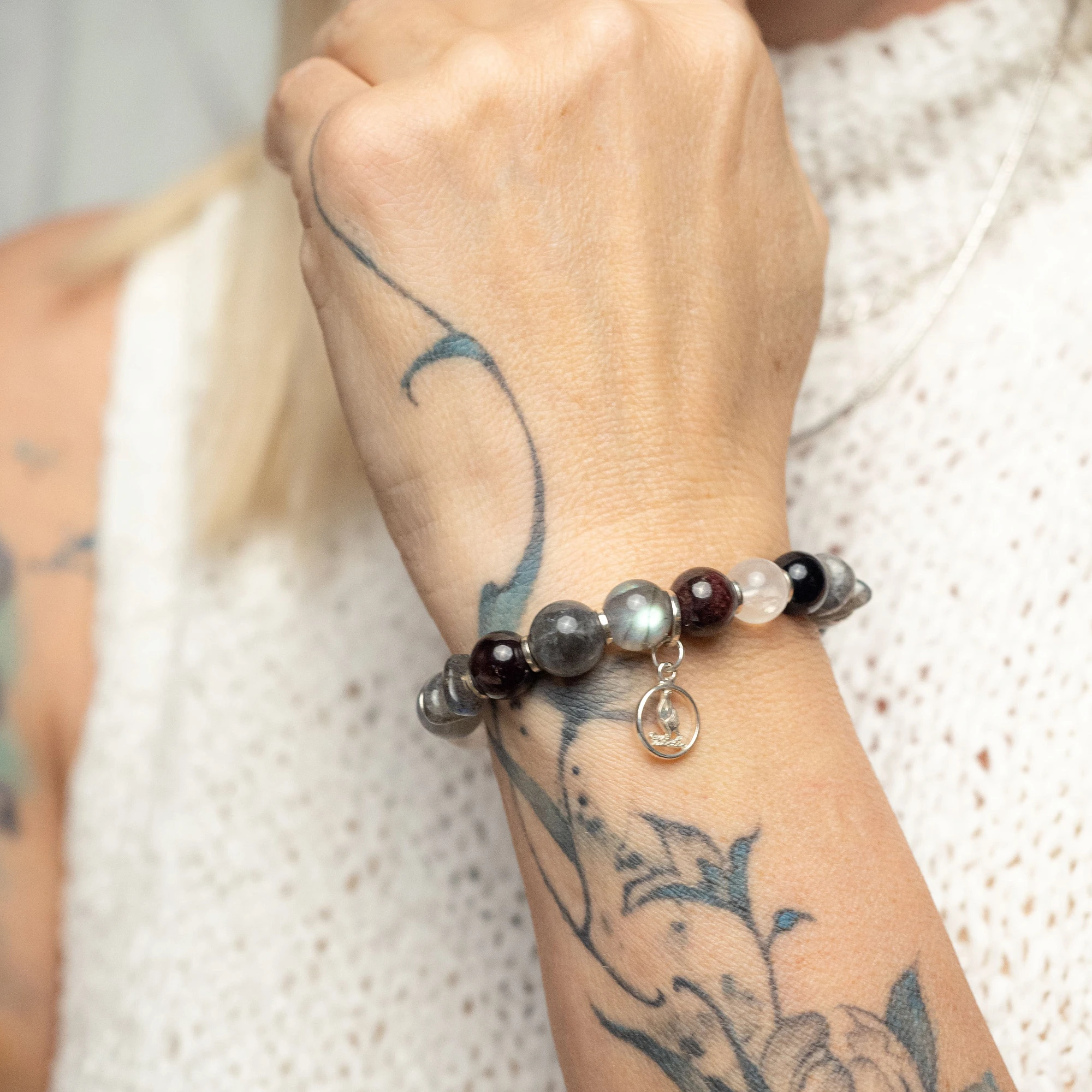 Браслет лаконичный из Горного хрусталя, Граната, Лабрадора, Лунного камня и Мориона