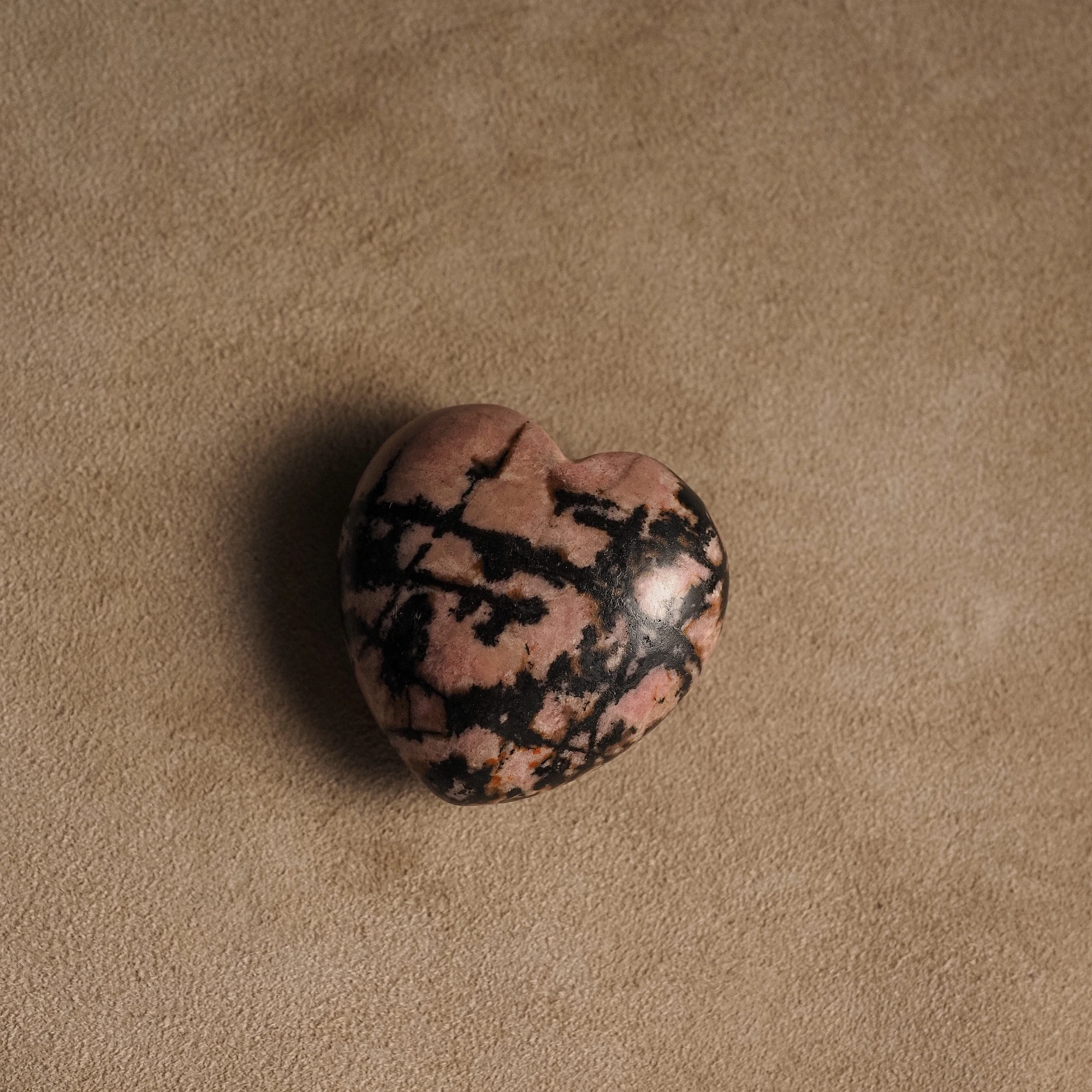 Каменное сердце из Родонита