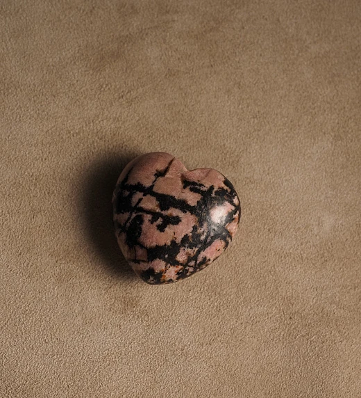 Каменное сердце из Родонита