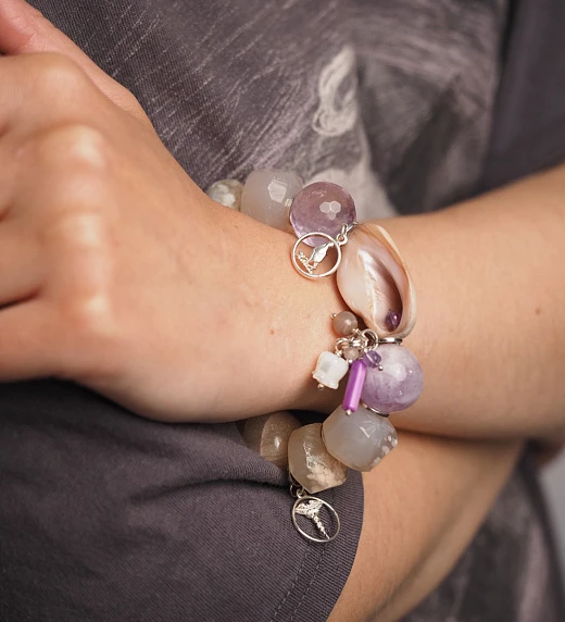 Браслет женский из Аметиста, Сакурового Агата, Перламутра и Солнечного камня