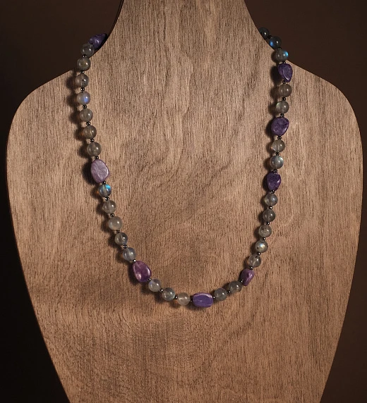 Чокер женский из Чароита и Лабрадора