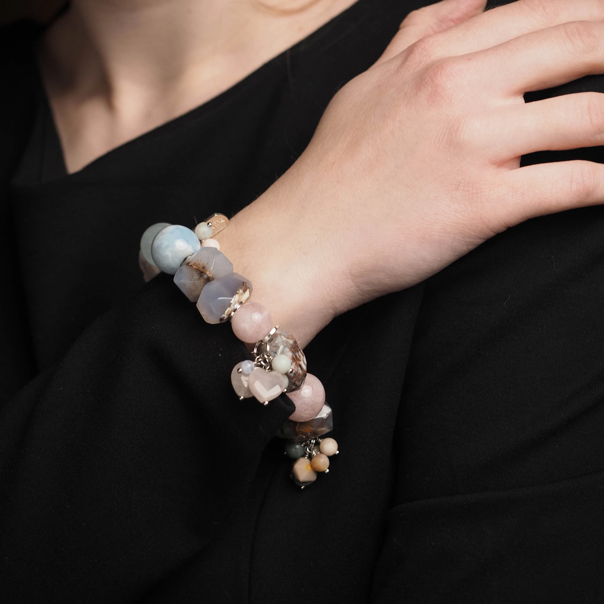 Браслет из Аквамарина, Берилла, Розового кварца, Халцедона и Яшмы женский