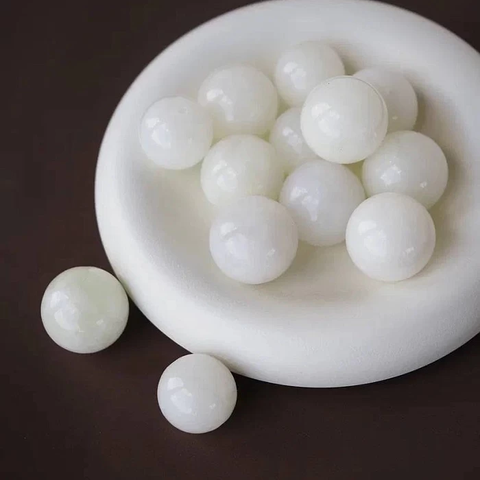 Белоснежная птица модельной внешности.