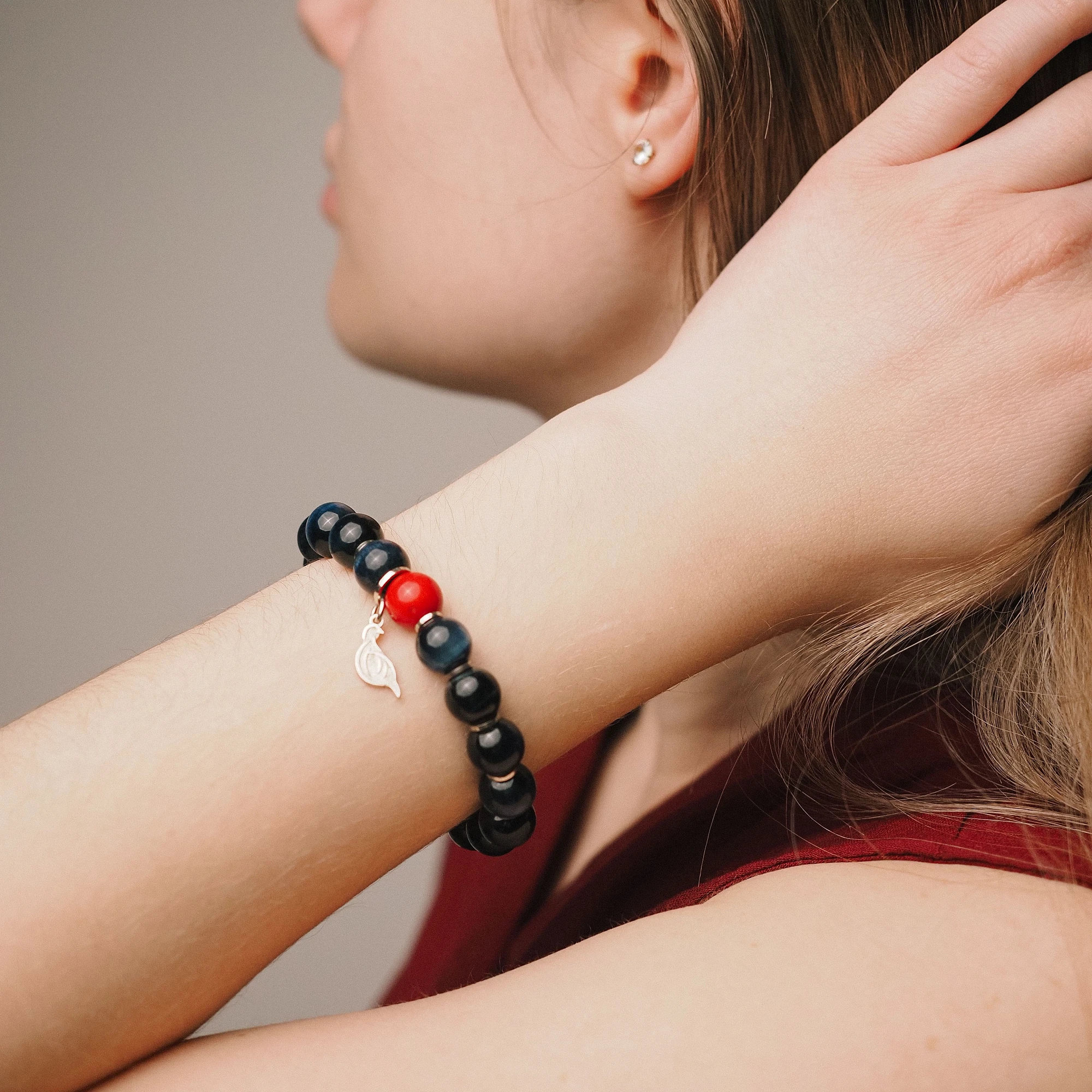 Браслет лаконичный из Соколиного глаза и Коралла