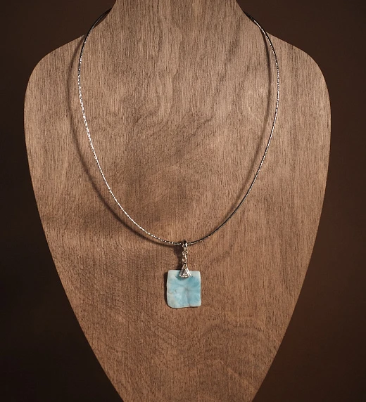 Кулон из Ларимара