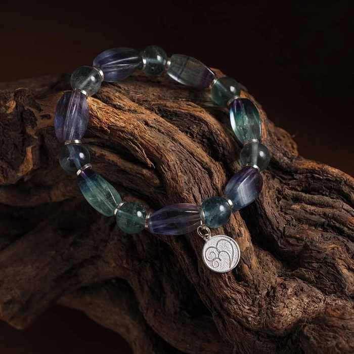 Самым «светящимся» камнем в мире называют Флюорит